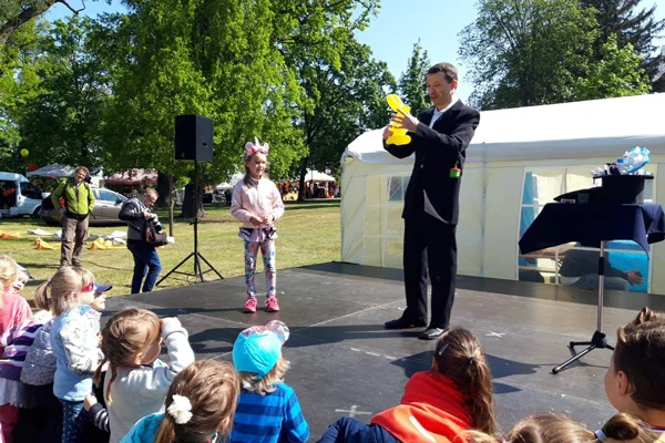 Jaroslav Seman vyrába zvieratko z balóna pre dievčatko