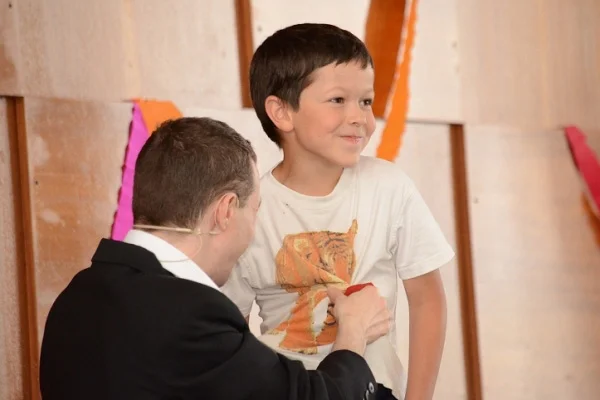 Kúzelník Jaro vyťahuje šatku z chlapcovho trička