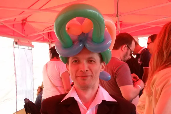 Kúzelník Jaro s balónovou čiapkou